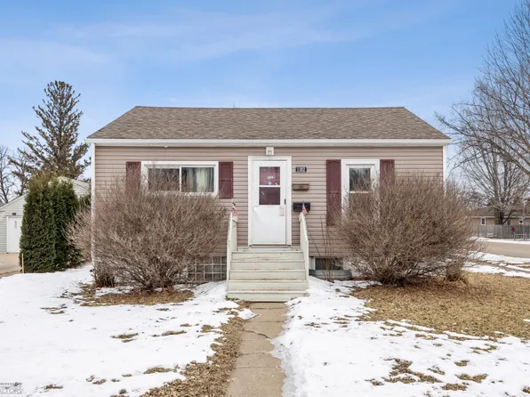 1102 11th St N, Moorhead, MN 56560