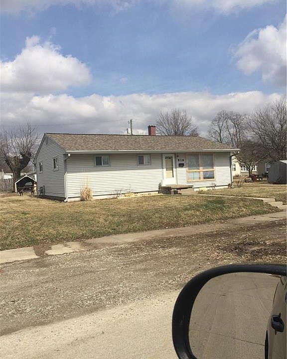 2nd image of 816 W Busby St