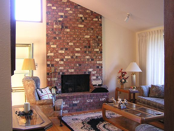 Livingroom w/Fireplace