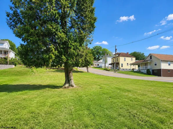 609 7th St, Fairmont, WV 26554