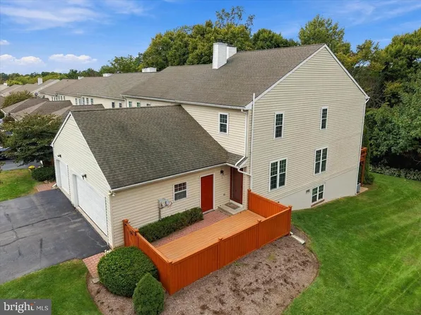 150 Treetops Dr, Lancaster, PA 17601
