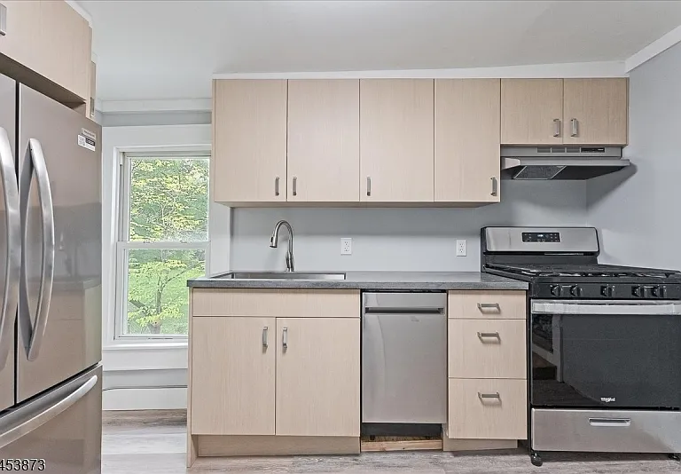 4 Maple St — Photo 4