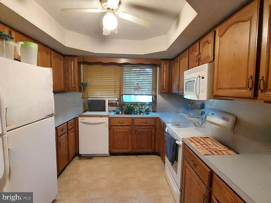 3 bed, 2.0 bath, 1462 sqft, $2,495 — Photo 4