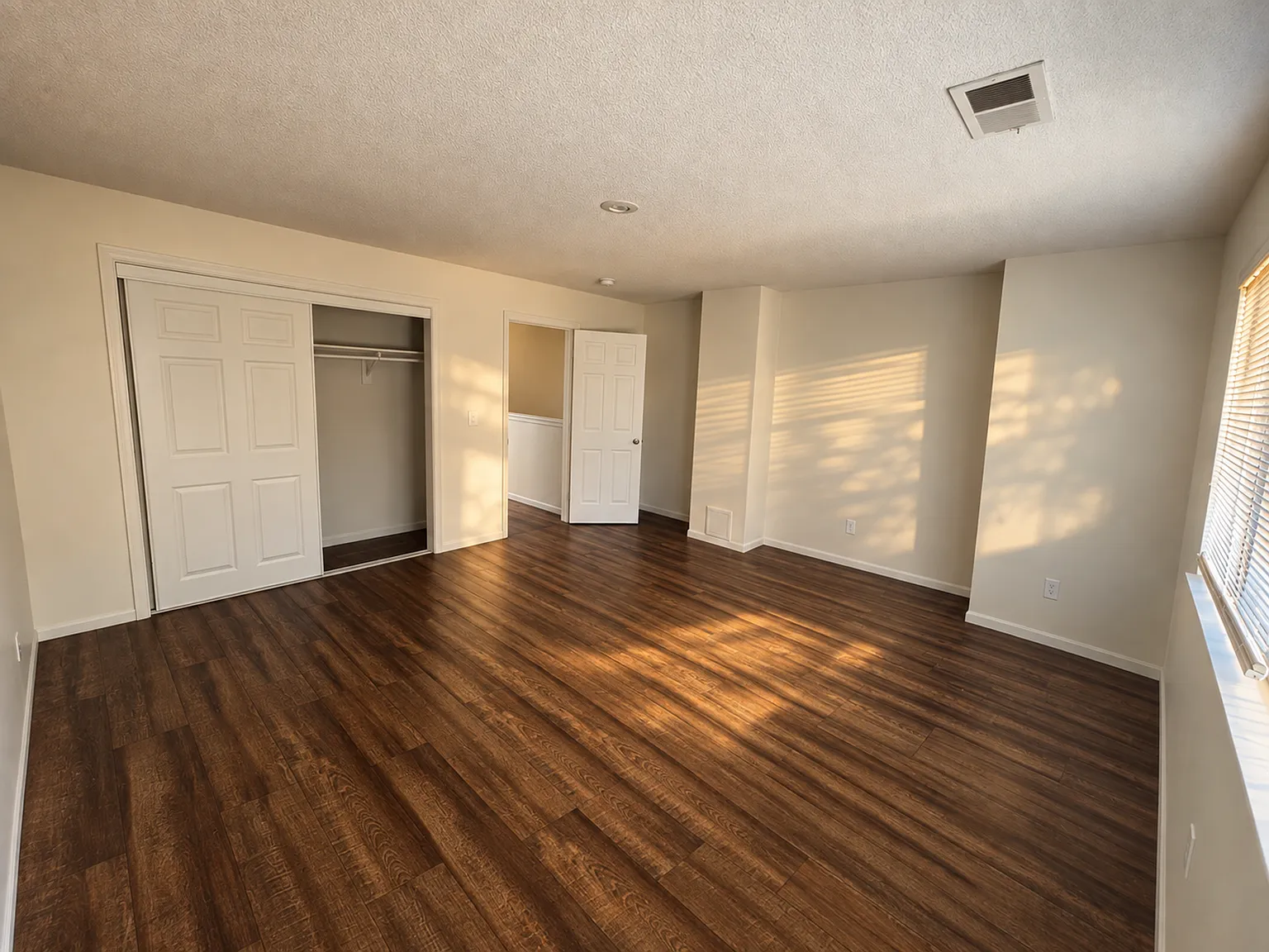 SPACIOUS PREMIUM APARTMENTS AT AFFORDABLE PRICE & 4 WEEKS FREE RENT IN SHAWNEE KS! — Photo 2