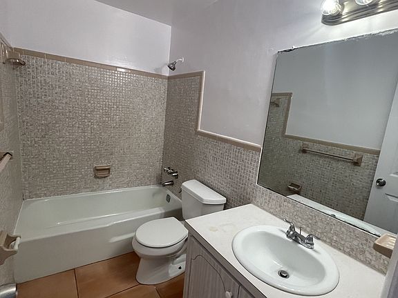 5th image of 807 NW 24th St #15