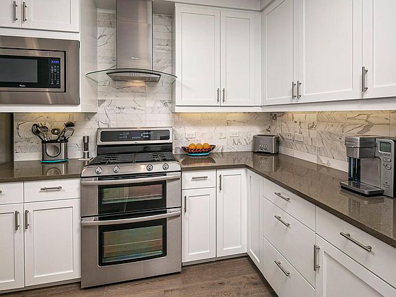 Gas range with exhaust hood