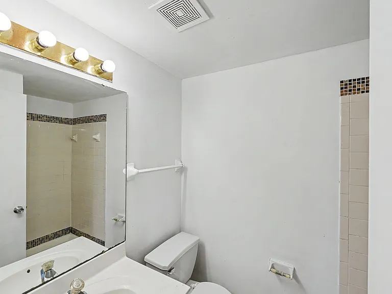 1624 Arlyn Cir #J — Photo 21