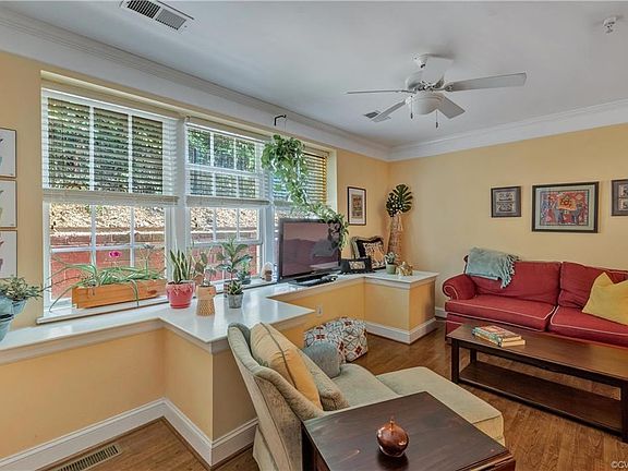 3rd image of 2418 W Franklin St #107