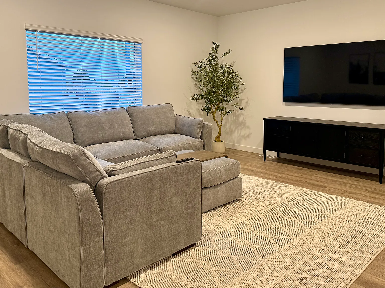 4 bed, 2000 sqft, $2,350 — Photo 4