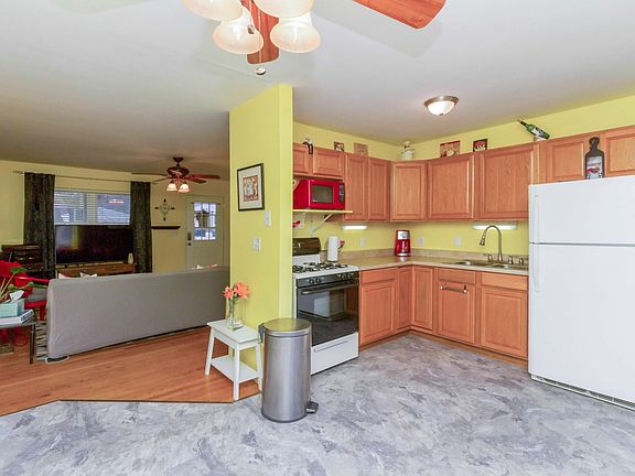 4th image of 1302 Meadowlane Ave