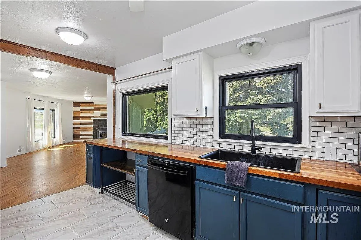 4 bed, 2700 sqft, $2,400 — Photo 3