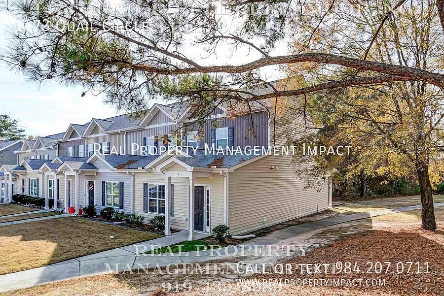 Modern 3-bedroom 3-bath end townhome in Creedmoor with pond views — Photo 3