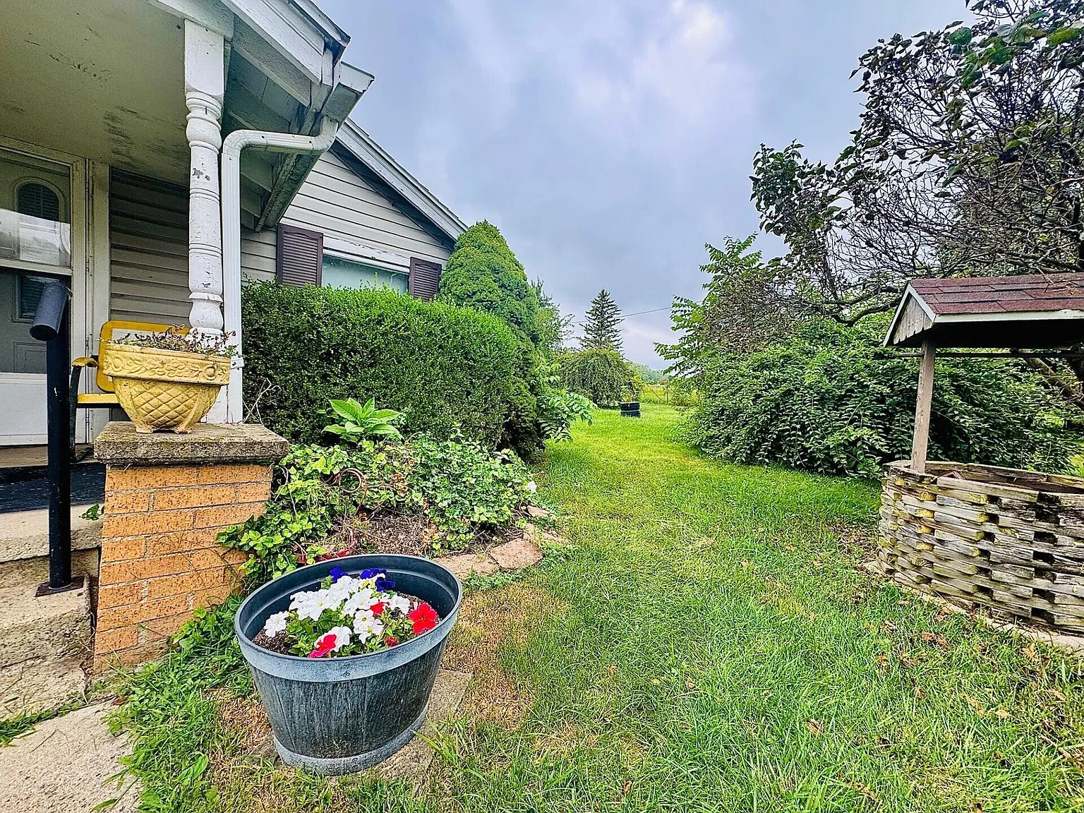 565 Milburn Ave photo 1