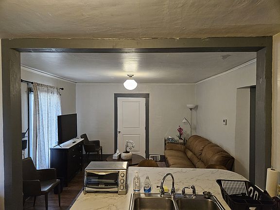 3rd image of 517 Hayes Ave