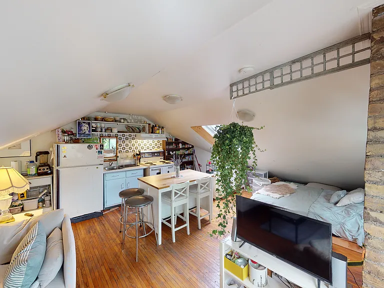 219 Bathurst St #3 — Photo 4