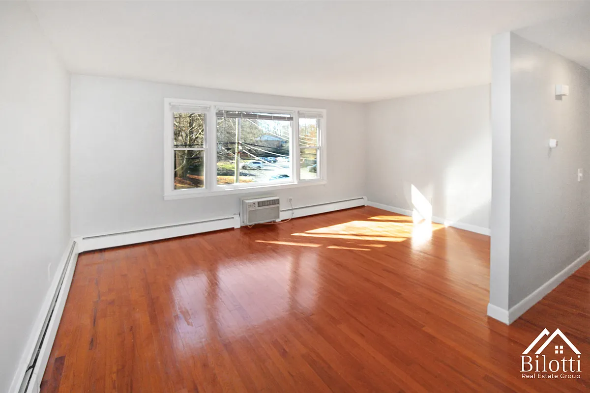 Building Photo - 115 Bourne Ave E