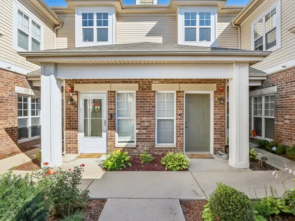 212 Clubhouse Ln #212, Oswego, IL 60543