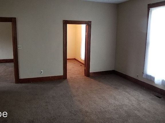 5th image of 623 N Klotz St