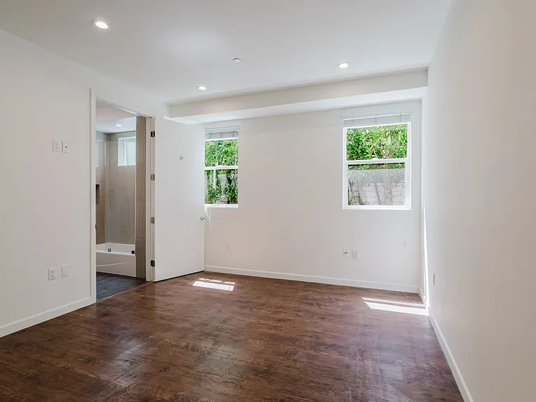 13551 Burbank Blvd #1 — Photo 18