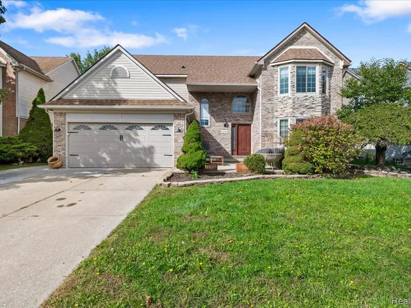 24364 Curtis Dr, Brownstown, MI 48134