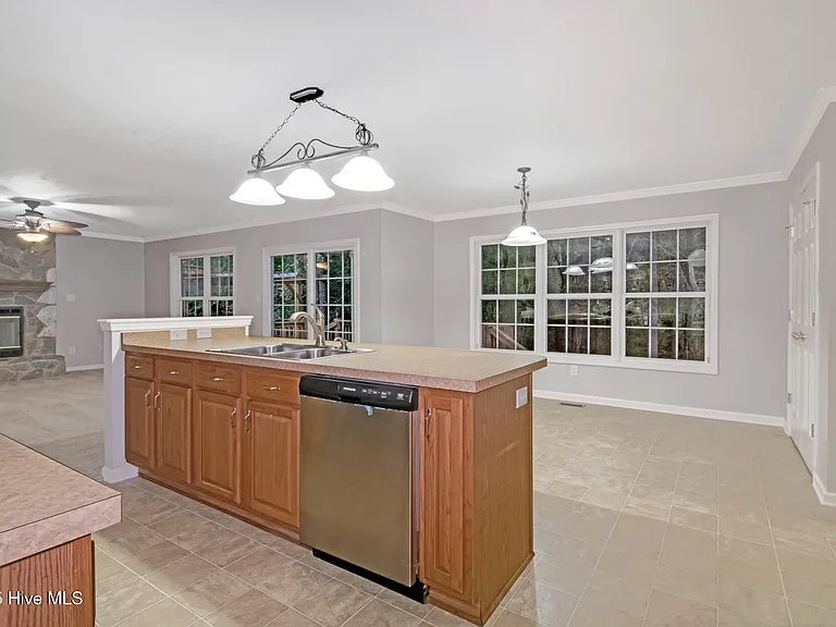 102 Huntington Ct — Photo 10