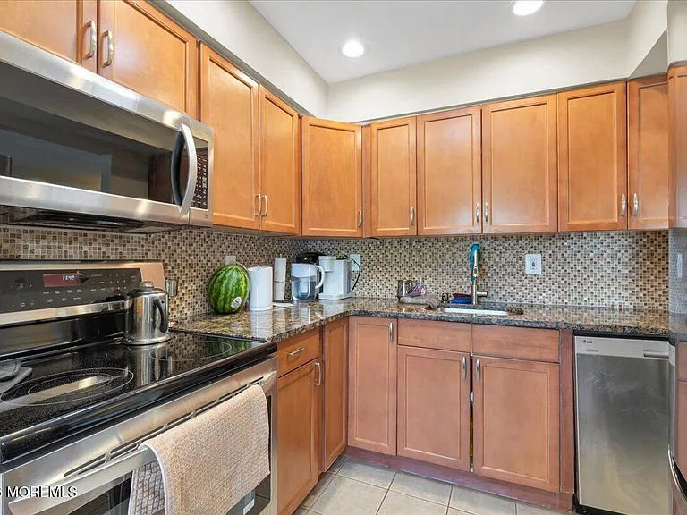 119 Avery Ave #J27 — Photo 7