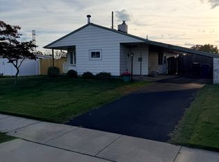 9 Daffodil Ln, Levittown, PA 19055