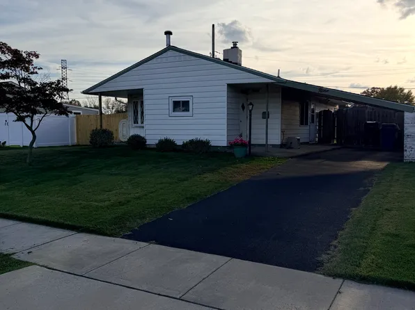 9 Daffodil Ln, Levittown, PA 19055