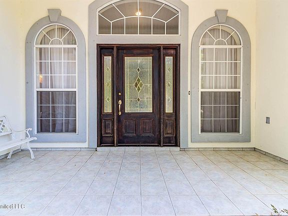 2nd image of 121 Oaks Blvd