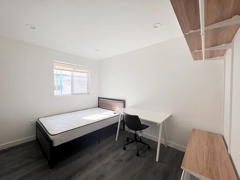 1439 W 37th Dr — Photo 14