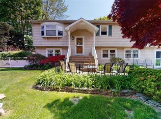 16 Dehan St, Smithtown, NY 11787