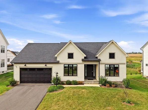 161 Shenandoah Crossing Dr, Charles Town, WV 25414