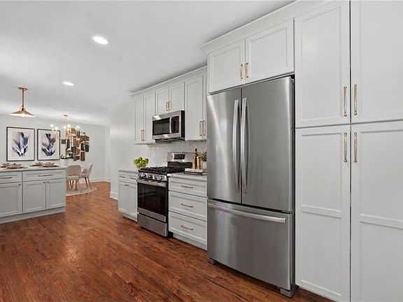 3rd image of 10408 W 65th St