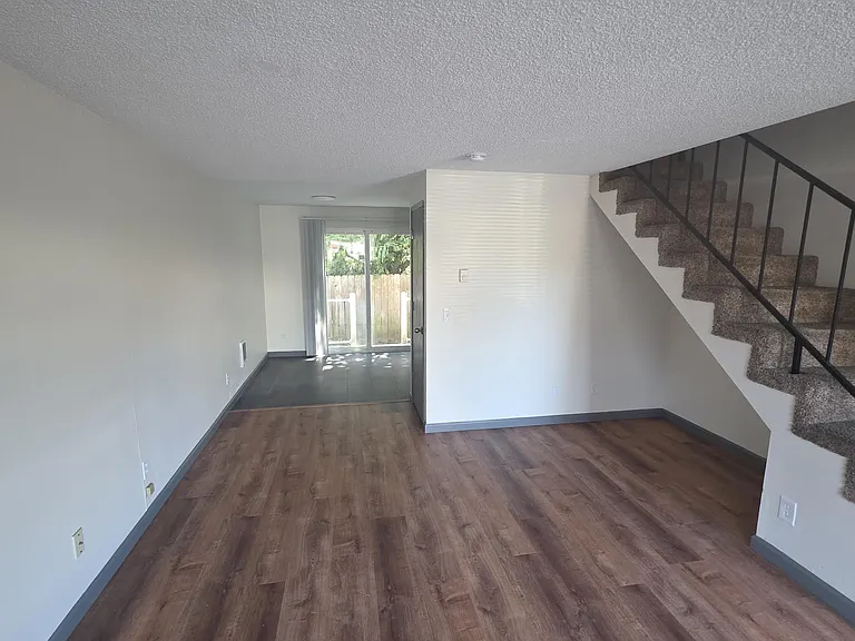 121 NE Fern Pl #1 — Photo 4