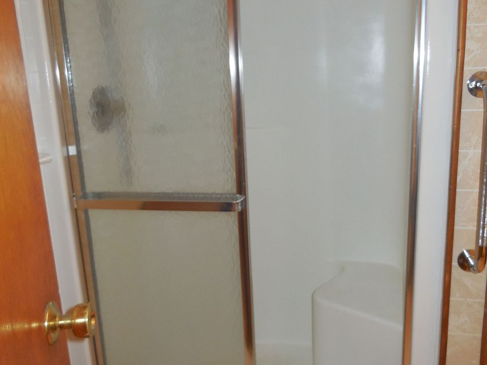 1st image of 412 11th Ave E