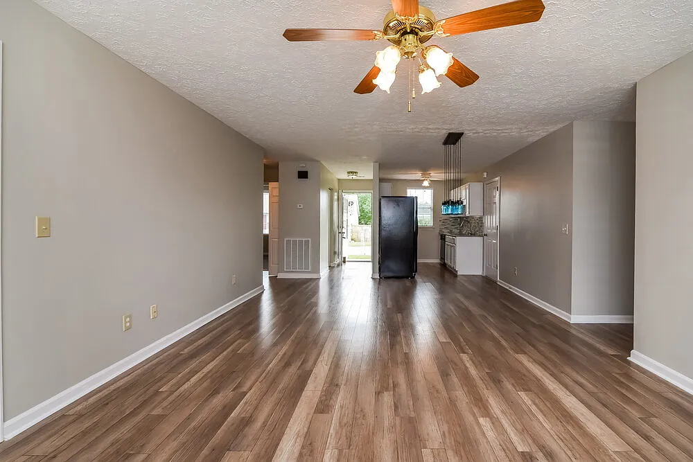 3 bed, 2.0 bath, 1253 sqft, $2,345 — Photo 4