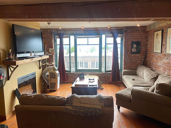 4th image of 402-2125 Commerce St #402