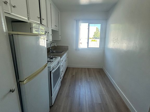 2nd image of 11104-1 Aqua Vista St #28-11104
