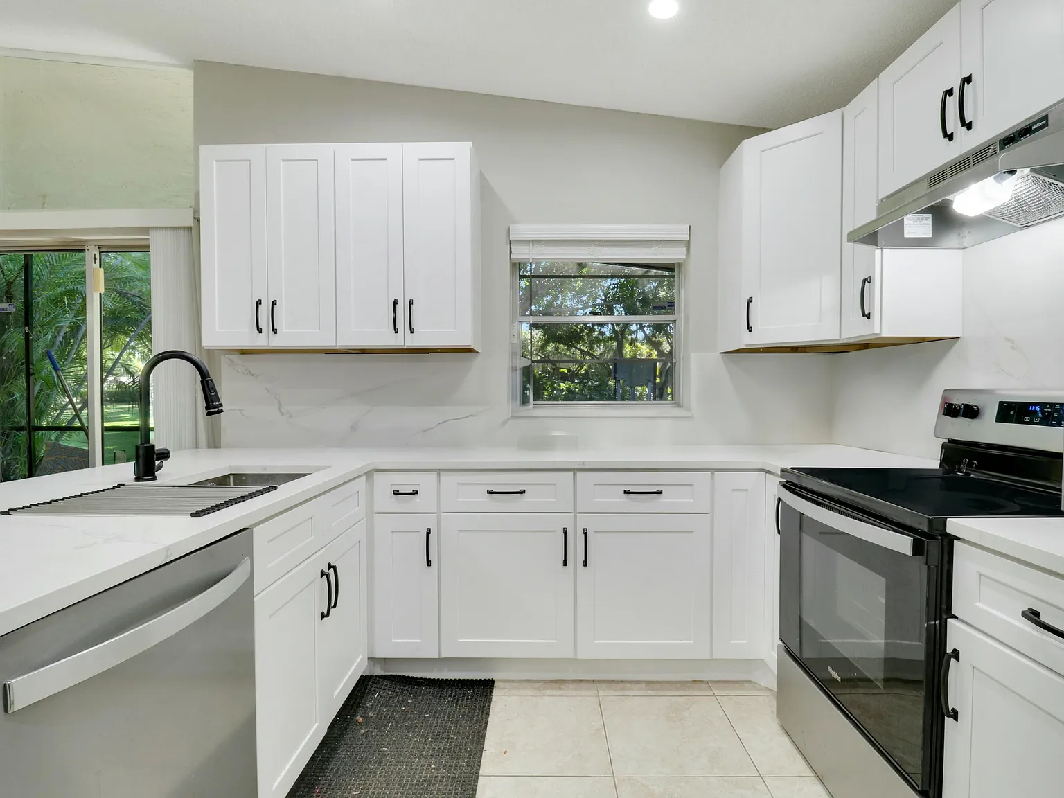 3 bed, 2.0 bath, 1200 sqft, $3,200 — Photo 2