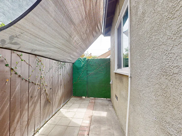 1502 N Hollywood Way #A — Photo 23