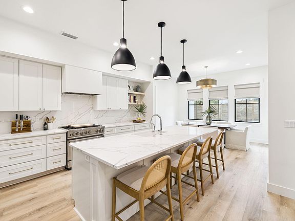 4th image of 264 Eden Dr