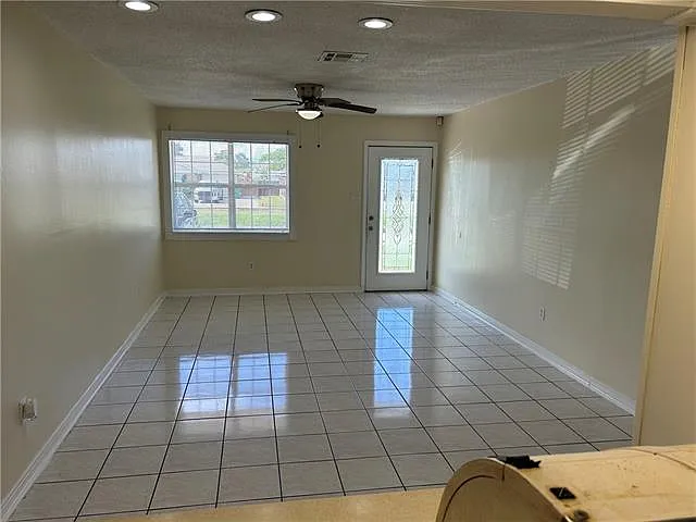 3 bed, 2.0 bath, 2079 sqft, $1,800 — Photo 4
