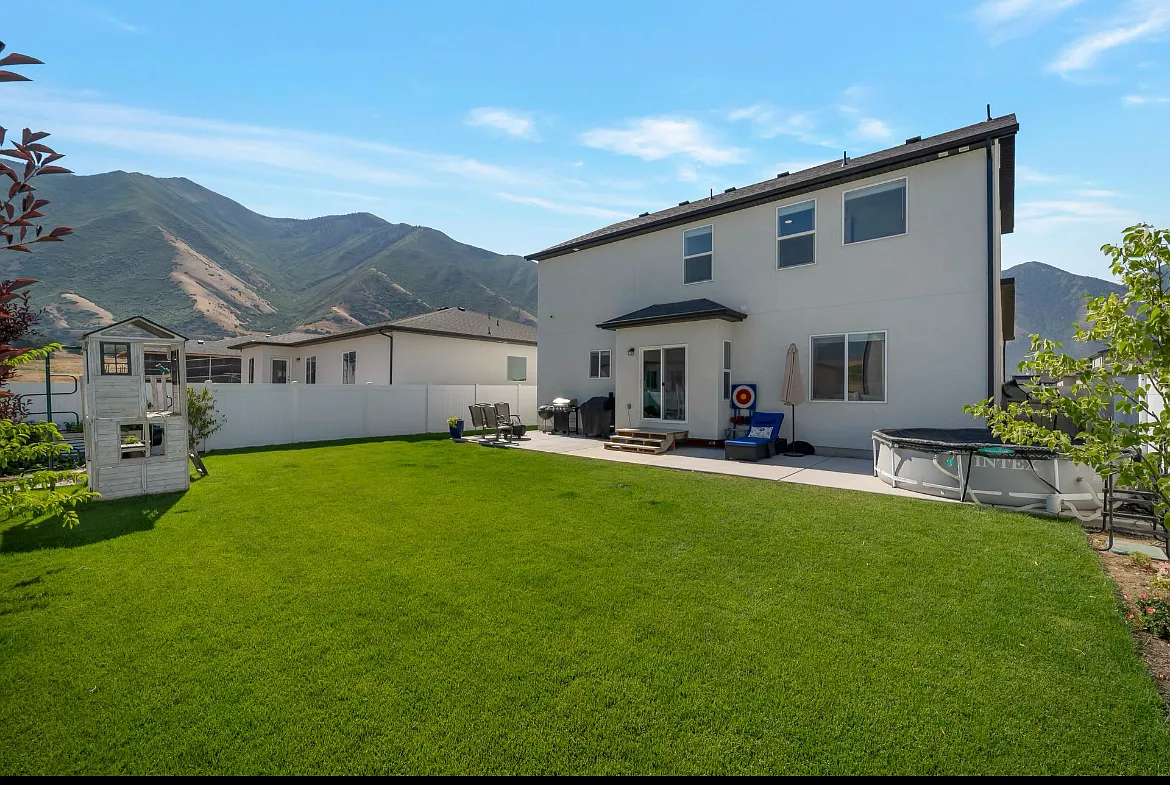3 bed, 2.5 bath, 3200 sqft, $3,100 — Photo 2