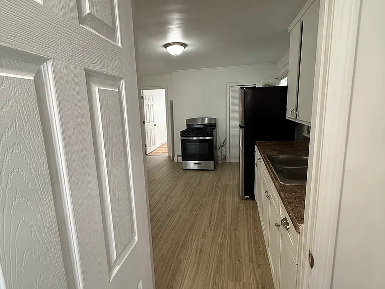 180 Cedar St #4 — Photo 2