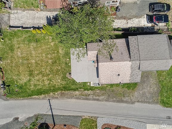 5th image of 1327 Beach Dr E