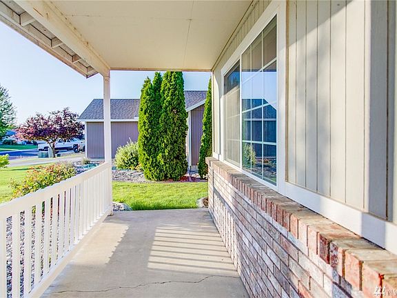 3rd image of 1521 S Husky Dr