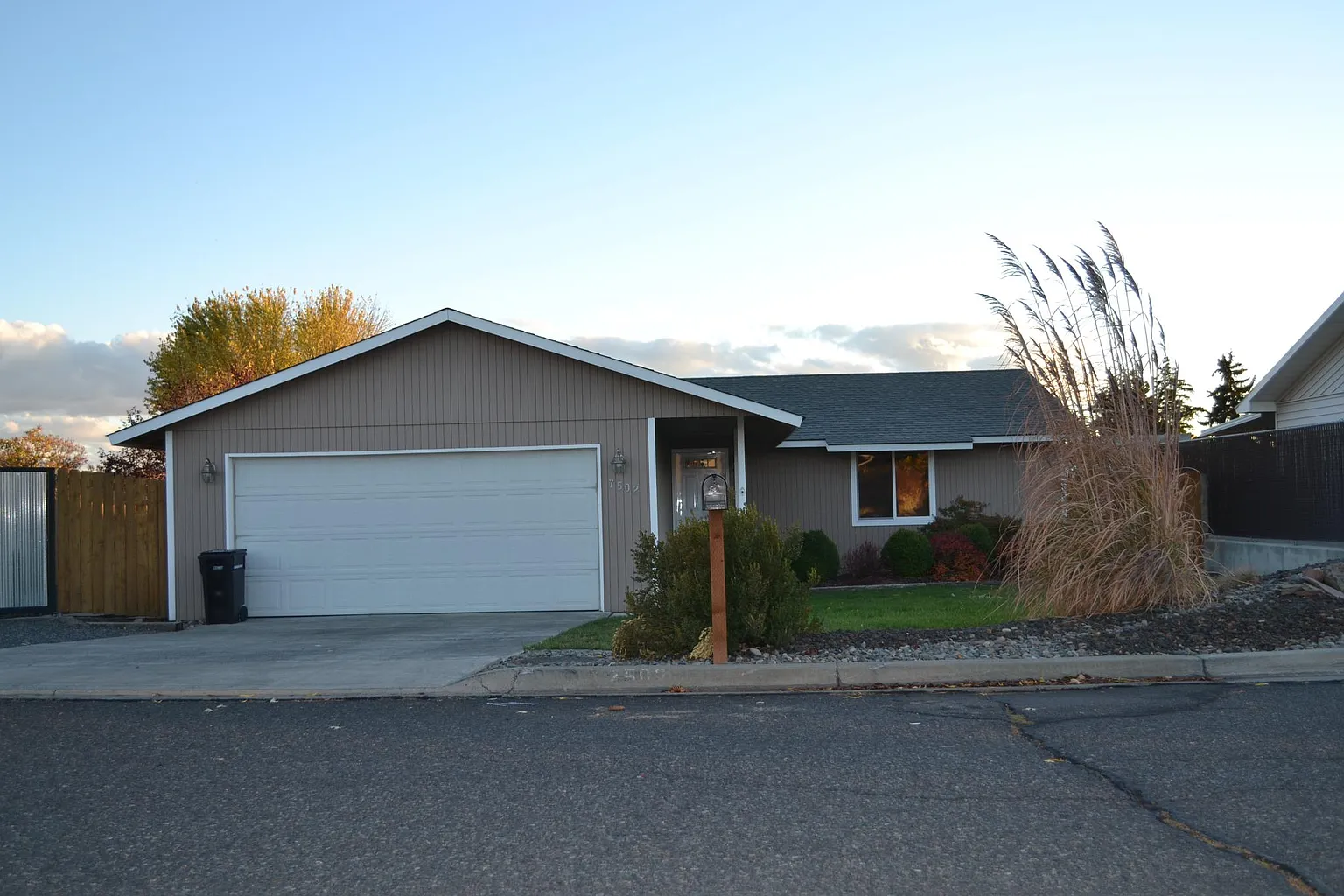 7502 W Walnut St photo 1