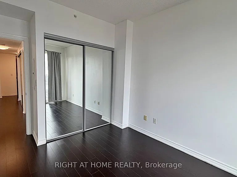 386 Yonge St #4207 — Photo 24