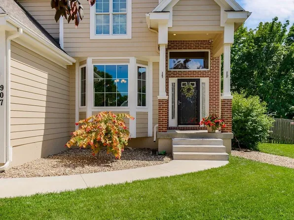 907 N 2nd St E, Louisburg, KS 66053