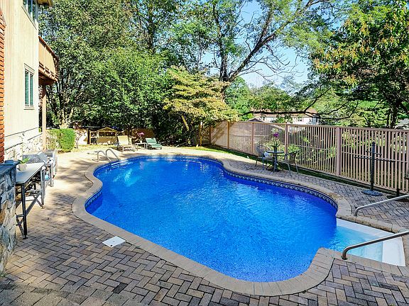 235 Sussex Rd (3 of 16).jpg